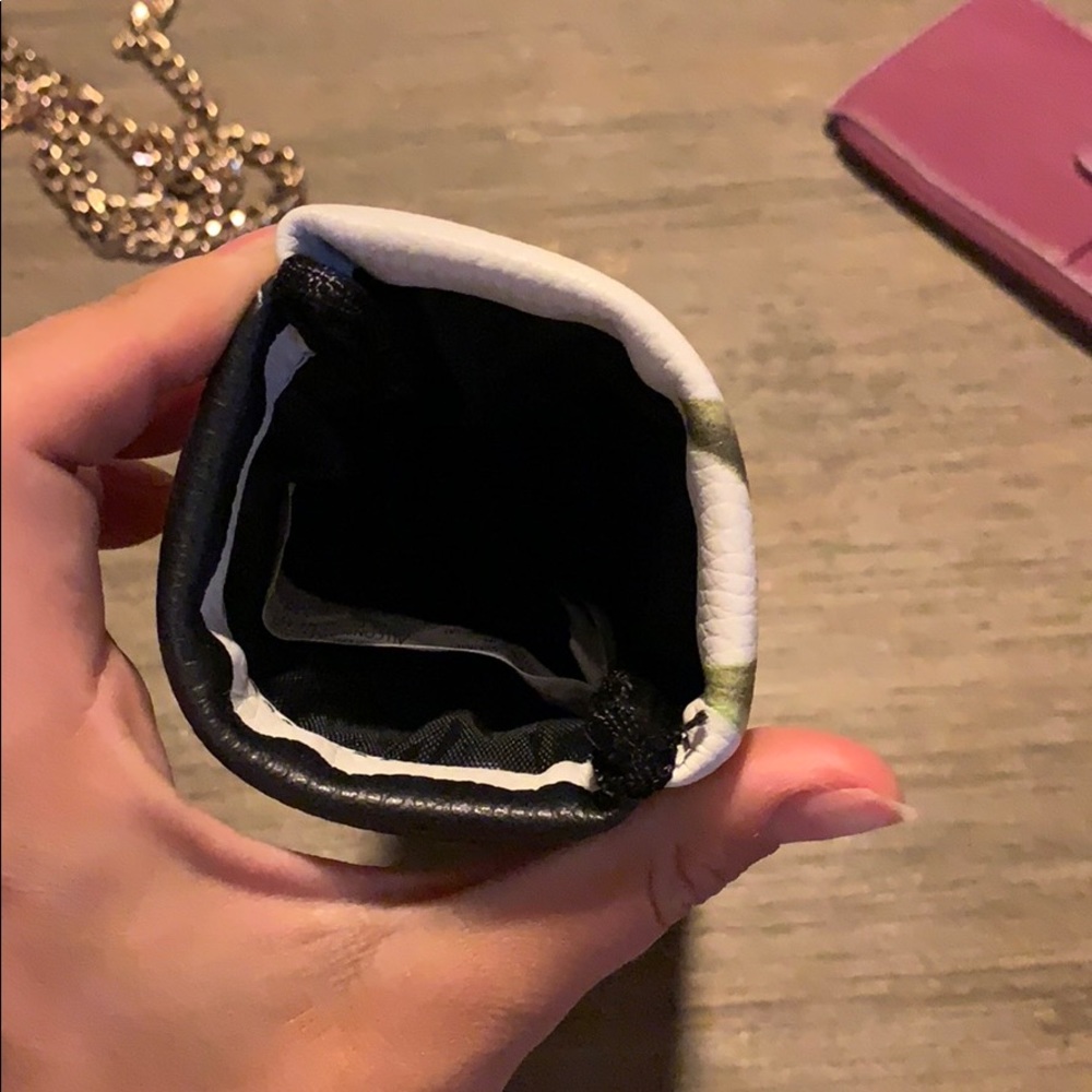 Sunglasses holder - Picture 2 of 3